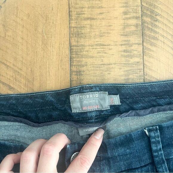 Torrid Women's Vintage Stretch Mid-Rise Flare Blue Denim Jeans Size 22R - Picture 5 of 7